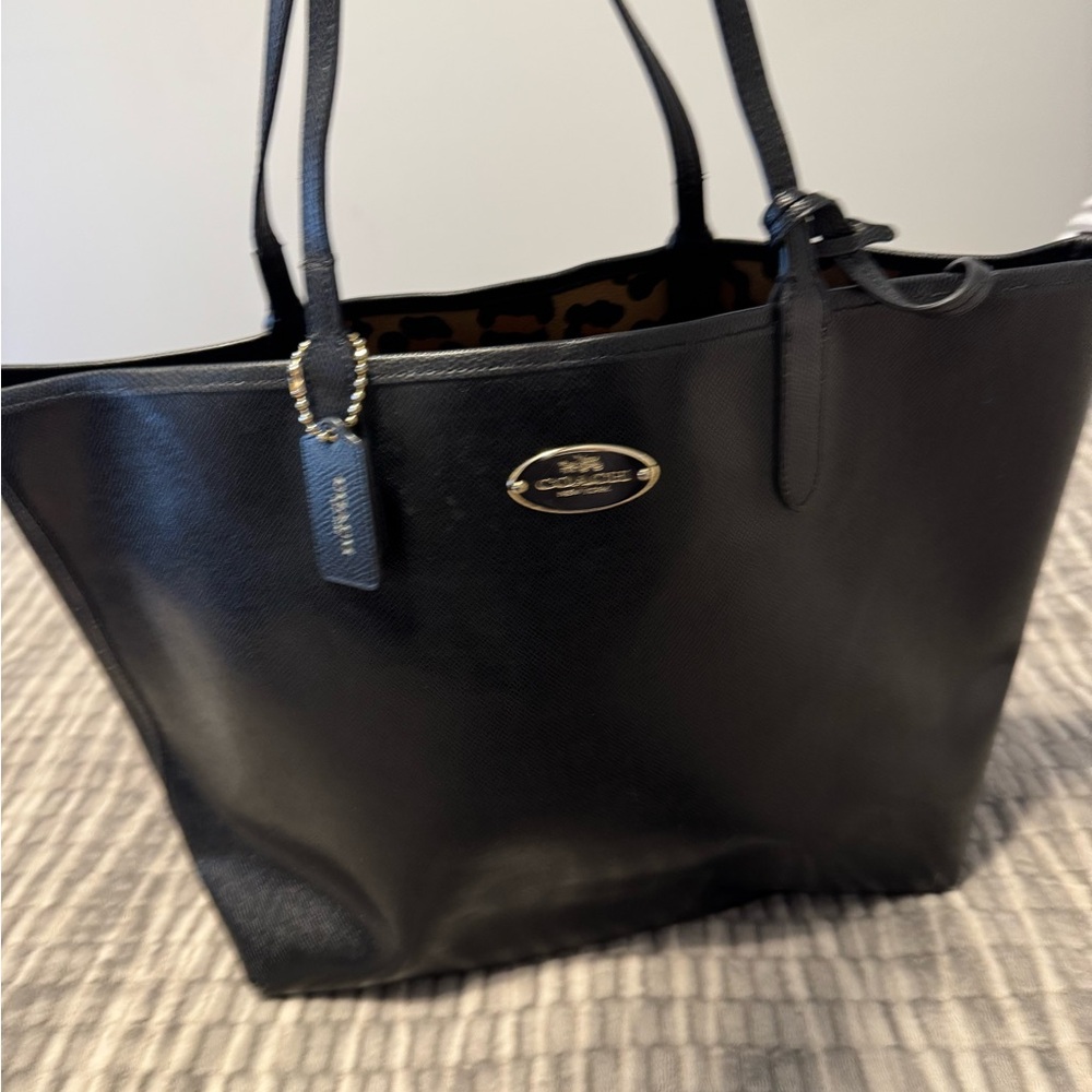 Coach Black Leather Tote with Sleek Design